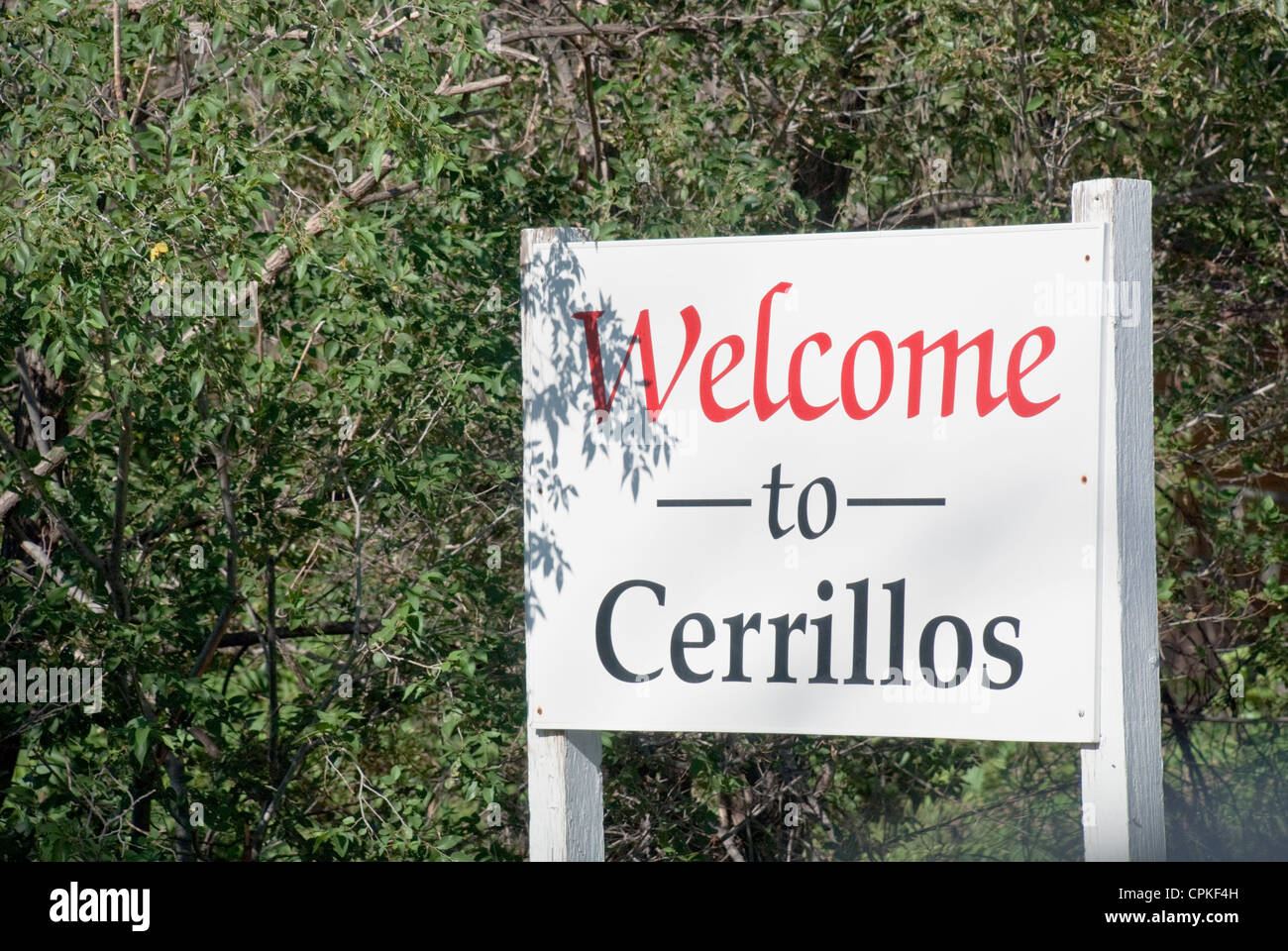 Un segno di benvenuto sorge appena fuori il piccolo paese di Cerrillos sul sentiero turchese al di fuori di Santa Fe. Foto Stock