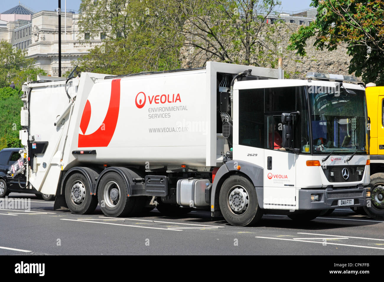 Veolia servizi ambientali hgv Tipper camion carrello della polvere raccolta rifiuti veicolo commerciale che guida lungo la strada di Londra in Tower Hamlets Inghilterra Regno Unito Foto Stock