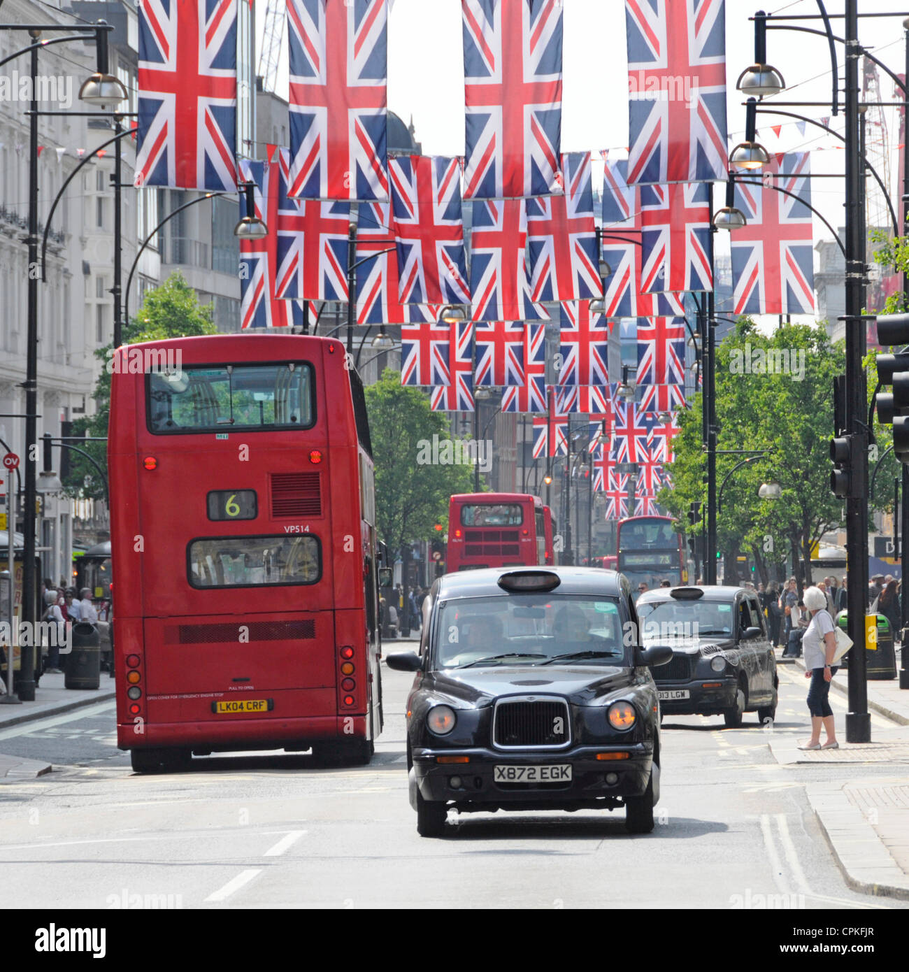 Gli autobus di colore rosso e nero taxi a Oxford Street con il giubileo Unione martinetti che possono anche essere nel luogo durante il 2012 Olimpiadi Foto Stock