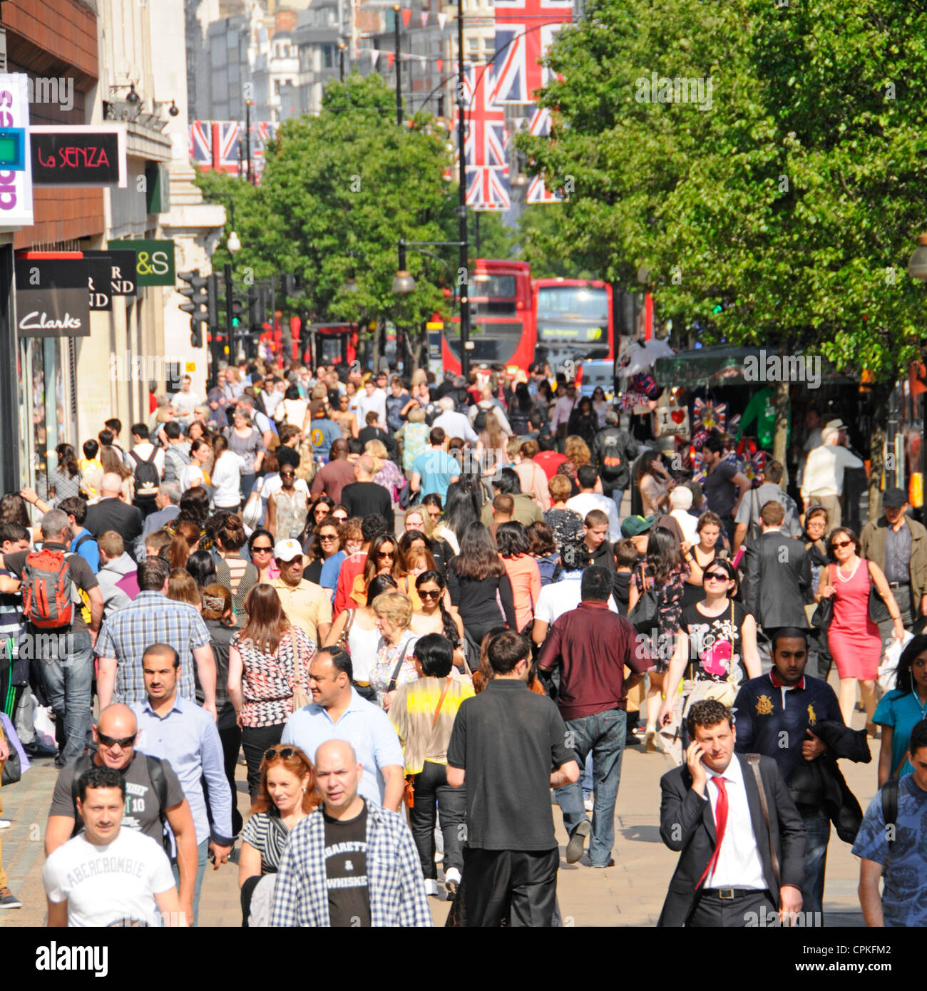 Folla di turisti e amanti dello shopping dall'alto, a piedi sulla trafficata Oxford Street, lungo la strada dello shopping West End e i negozi di fronte al giorno estivo di Londra UK Foto Stock