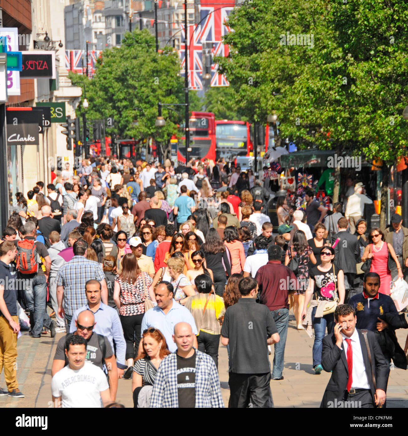 La trafficata Oxford Street, la folla di acquirenti e turisti, dall'alto, si affaccia sulla strada dello shopping West End e sui negozi del giorno estivo di Londra UK Foto Stock