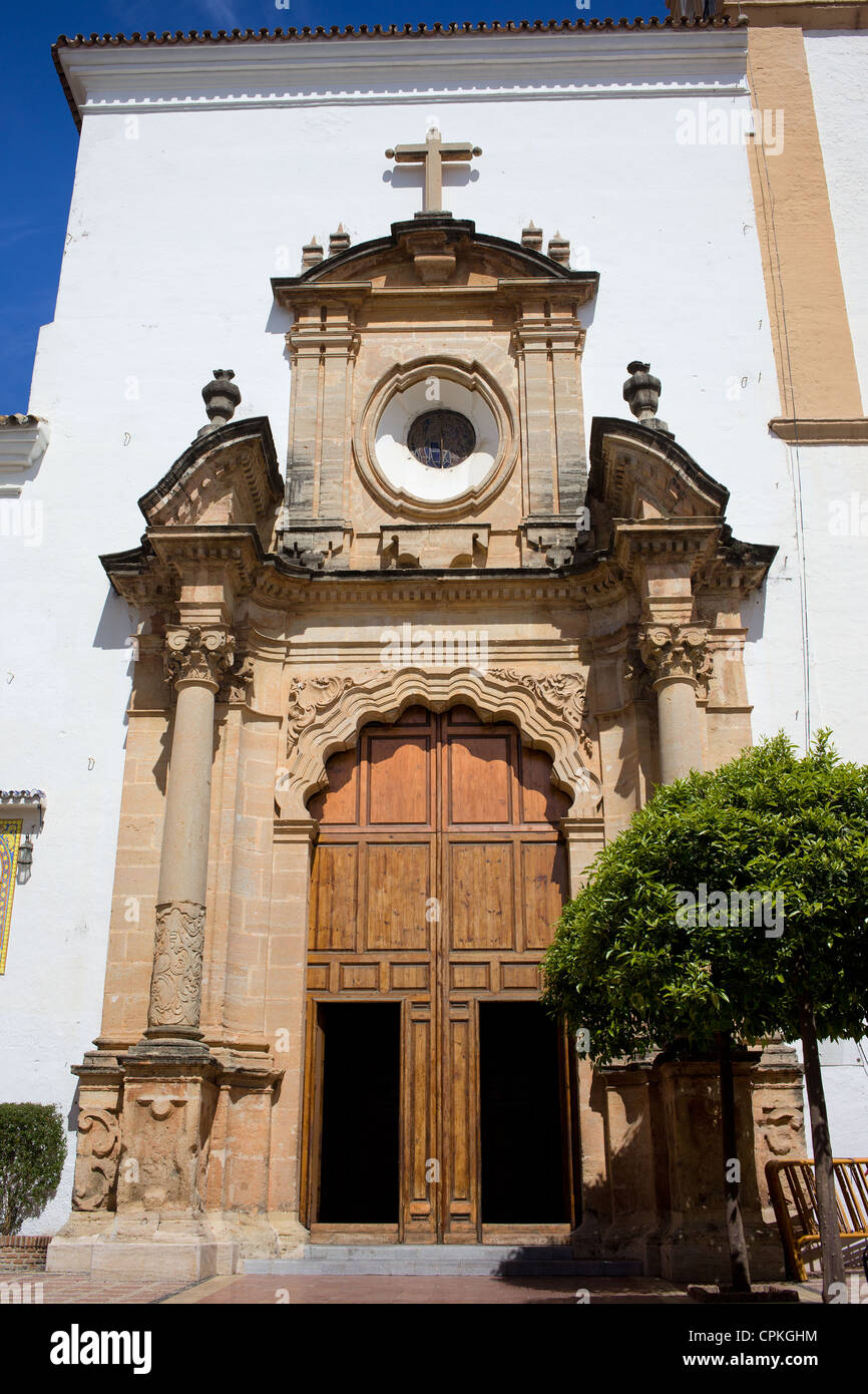Lo stile barocco redstone porta alla chiesa di incarnazione di Marbella, a sud dell'Andalusia, Spagna. Foto Stock