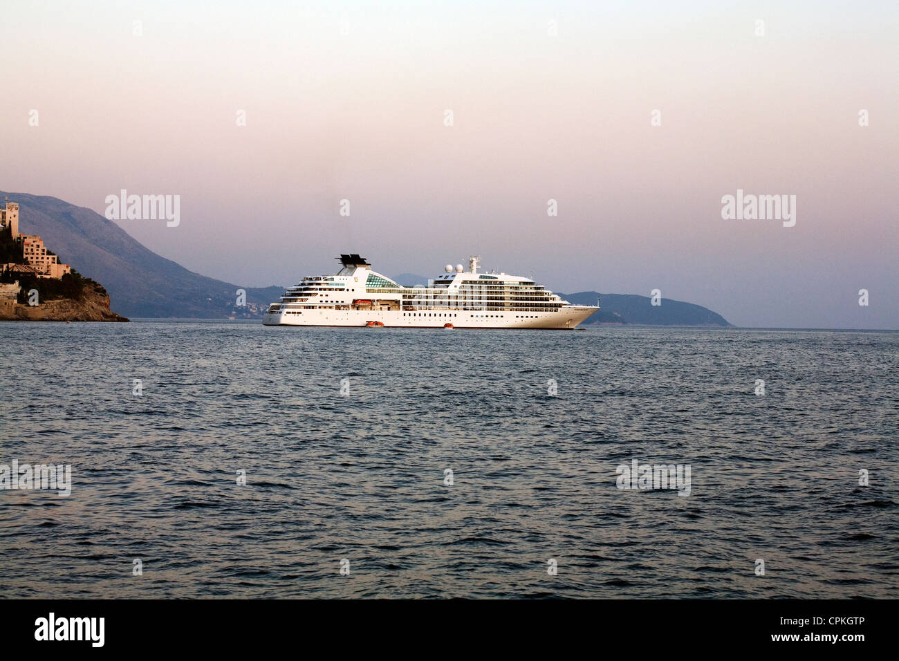 Crociera ormeggiati di spegnere il vecchio porto Dubrovnik Dalmazia Croazia Foto Stock