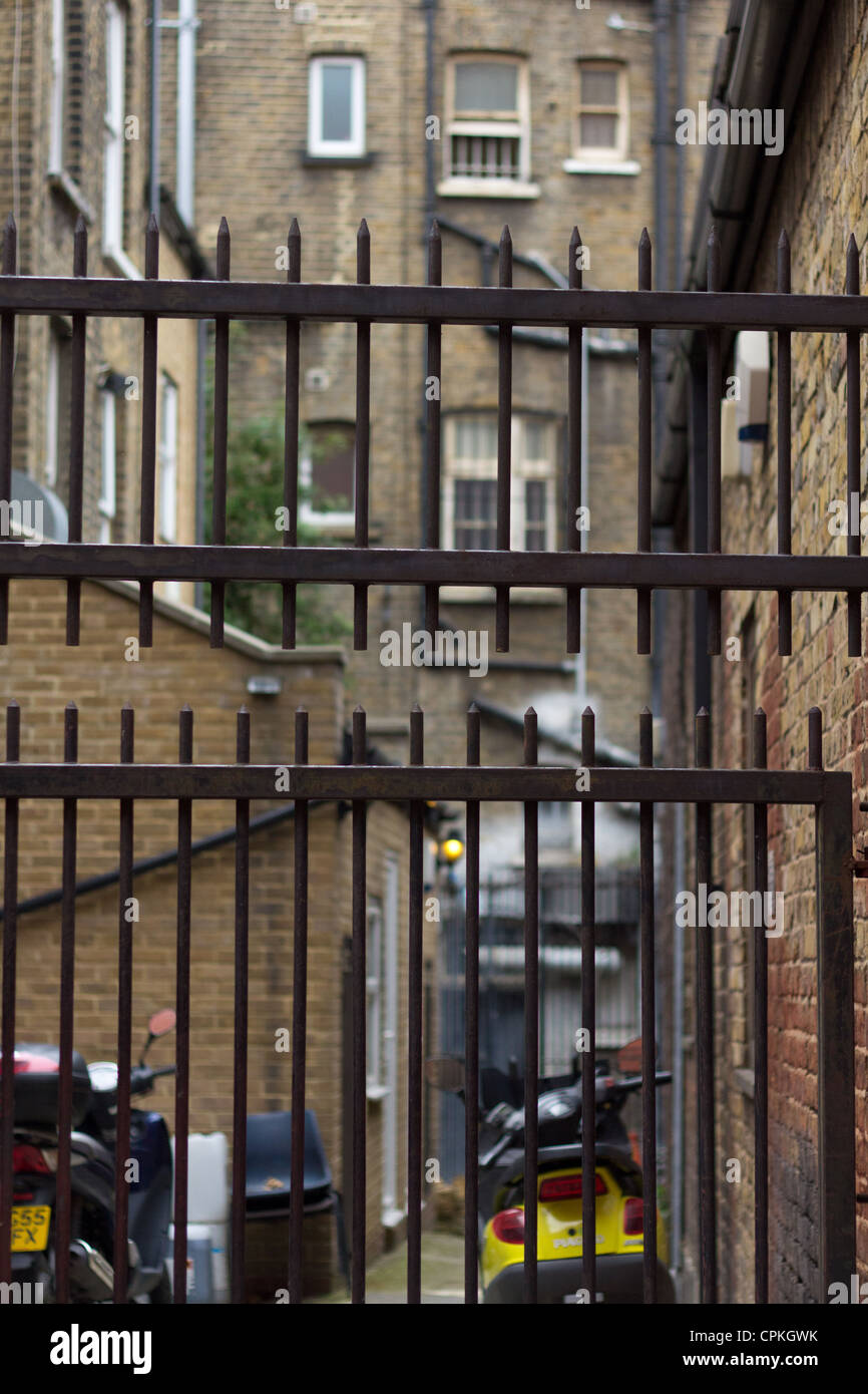 Cancelli di metallo in ambito residenziale back street ingresso in Brixton Foto Stock