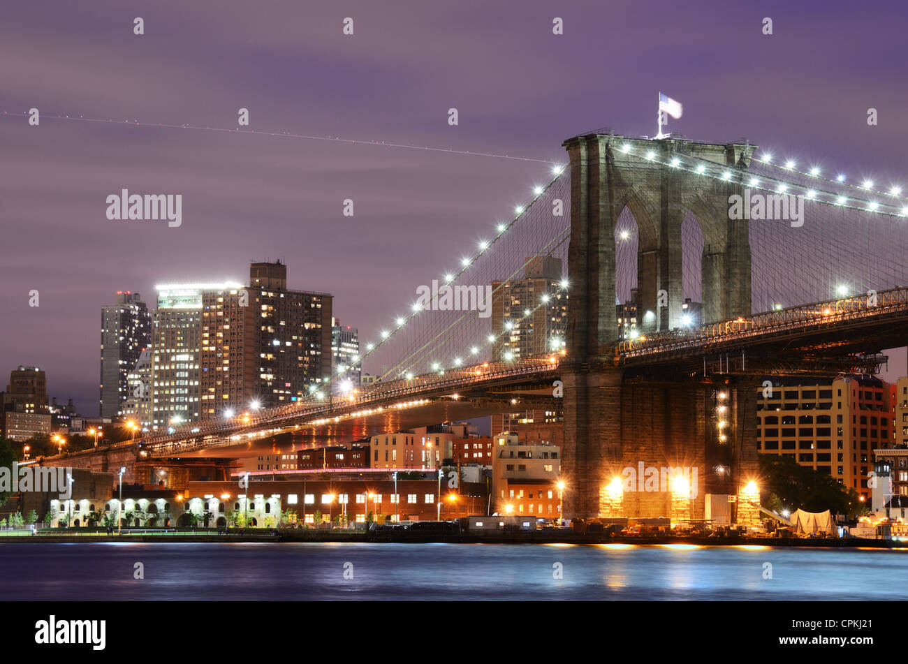Il famoso Ponte di Brooklyn Bridge Spanning l'East River da Manhattan a New York City. Foto Stock