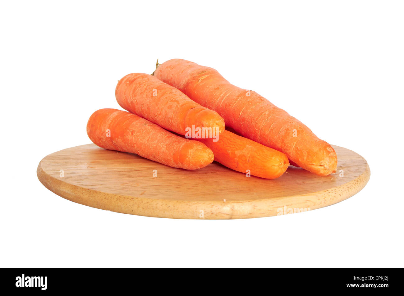 Mazzo di carote fresche sulla tavola di legno isolato su bianco Foto Stock