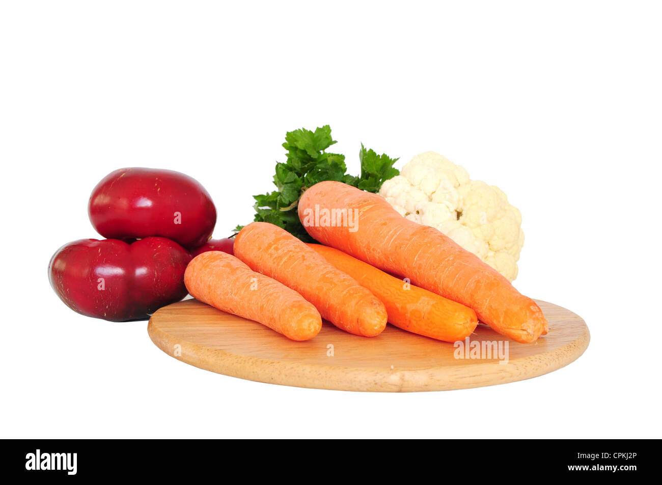 Ortaggi freschi sulla tavola di legno - carote, cavolfiore, round peperoni e prezzemolo isolato su bianco Foto Stock