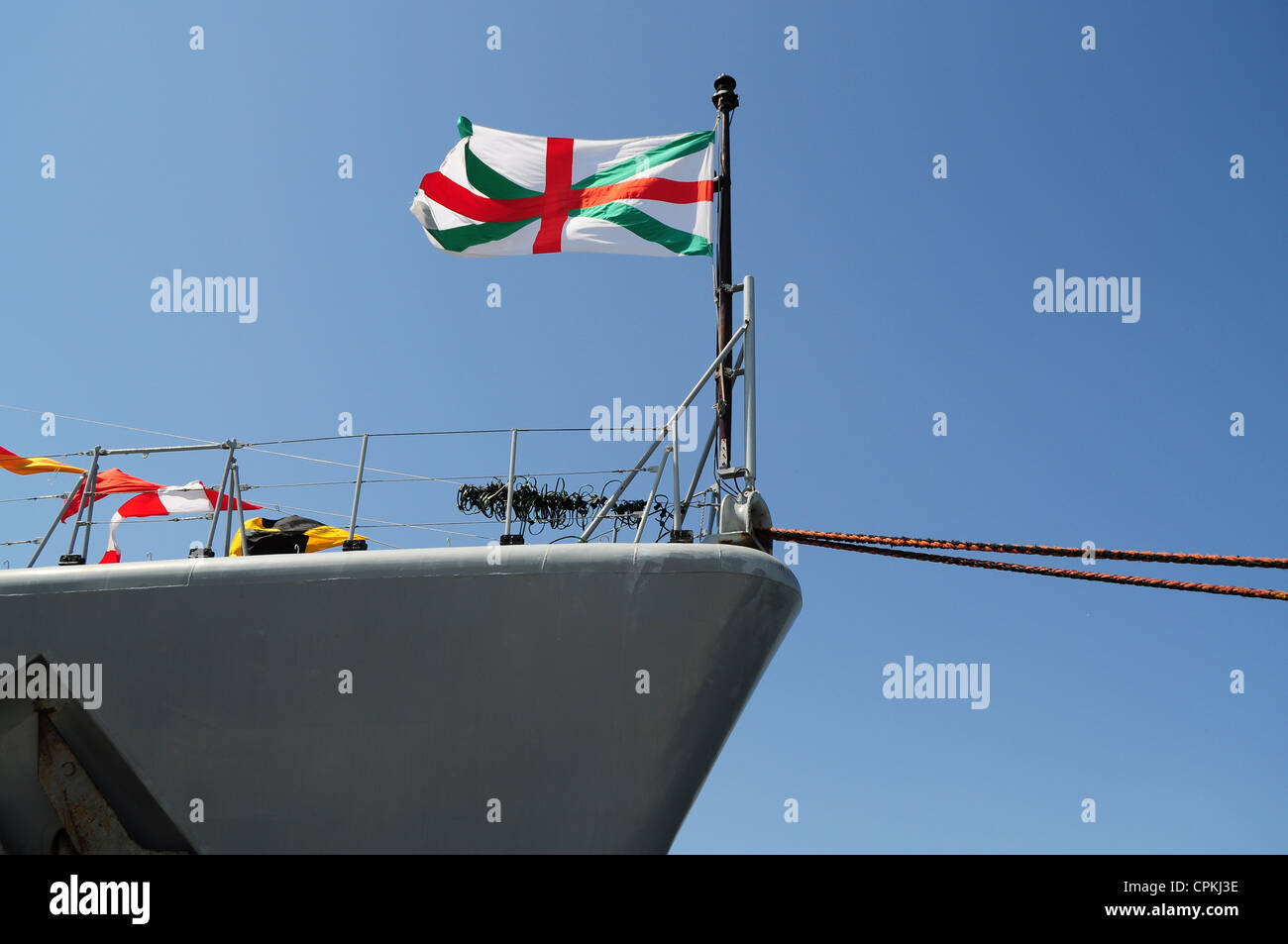 Il rosso e il verde bandiera sventola su una nave Foto Stock