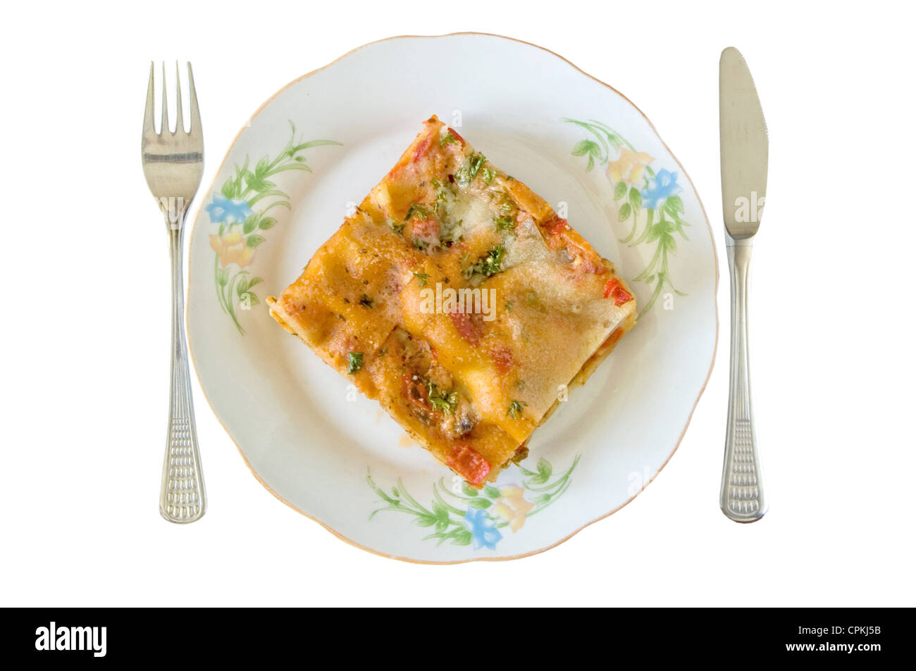 Lasagne slice in una piastra con coltello e forchetta isolato su bianco Foto Stock