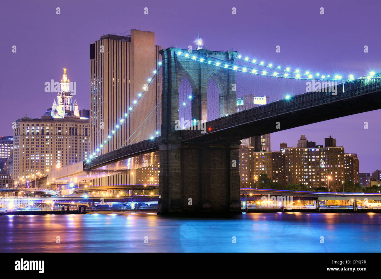 Il famoso Ponte di Brooklyn Bridge Spanning l'East River da Manhattan a New York City. Foto Stock