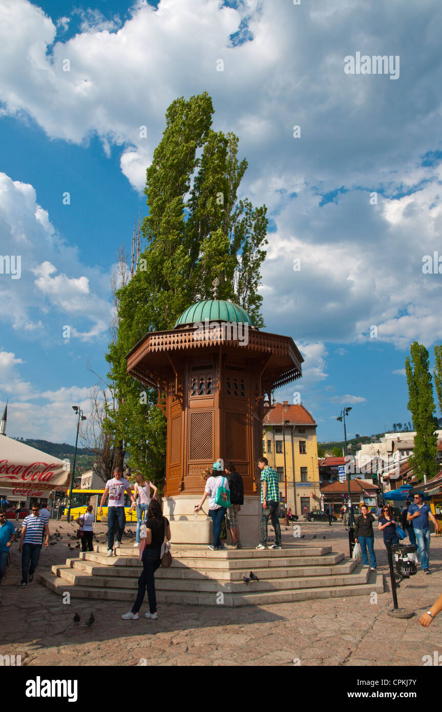 Sebilj fontana della piazza di piccione in Baščaršija il quartiere turco centrale città di Sarajevo in Bosnia e Erzegovina Europa Foto Stock