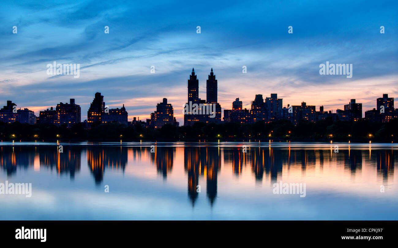 Skyline di edifici lungo la Central Park West visto dal di sopra Jackie Kennedy Onassis serbatoio in New York City. Foto Stock