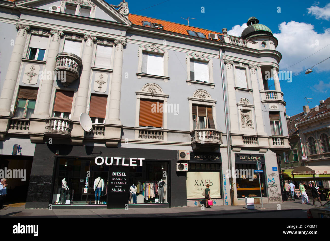 Negozi ed edifici Glavna main street Zemun village Novi Beograd la nuova parte di Belgrade Serbia Europa Foto Stock