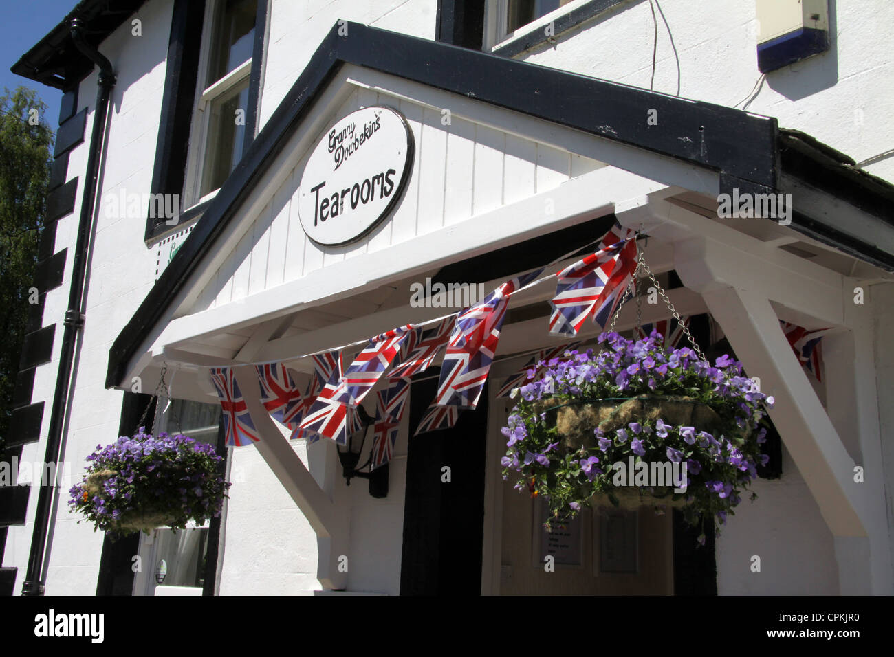 Granny Dowbekins Tearooms portico nel Lake District con fiori e coniglietto Foto Stock