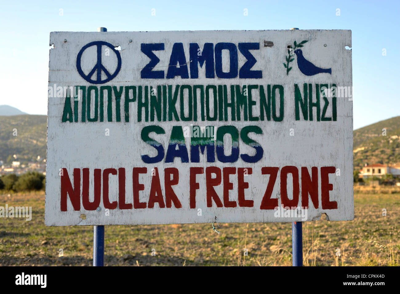 Segno con il simbolo di pace e il titolo: Samos nucleare zona libera. Isola di Samos, Grecia 2009. Foto Stock