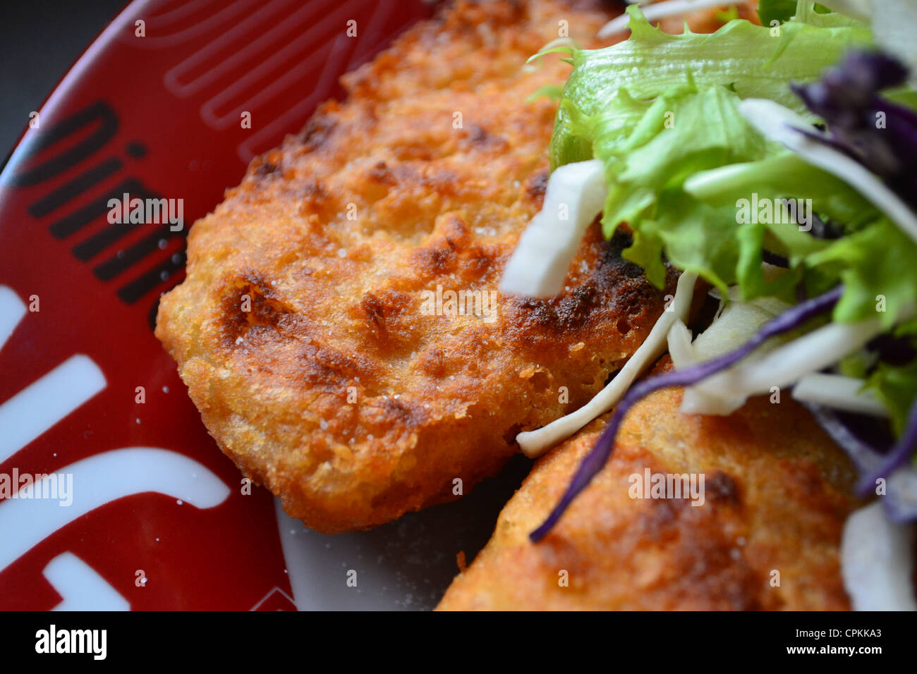 Bistecca di pesce con insalata. Foto Stock