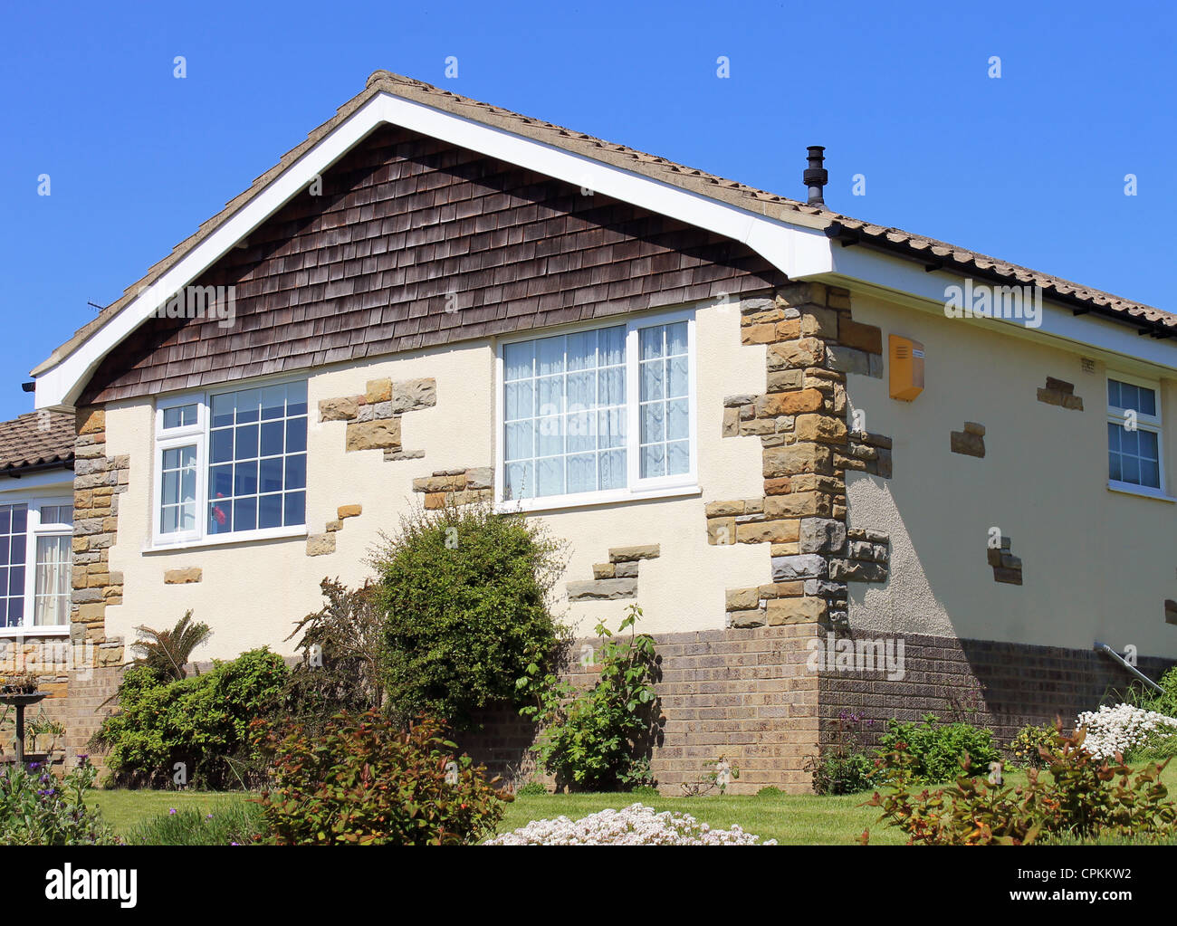 Esterno del moderno home bungalow in estate con cielo blu sullo sfondo. Foto Stock
