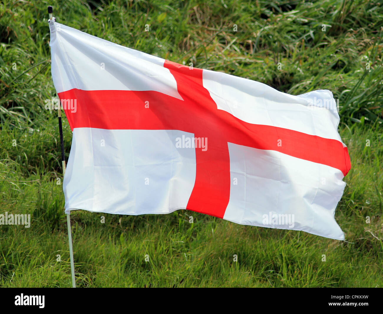 Inglese Croce di San Giorgio bandiera soffiando nel vento. Foto Stock