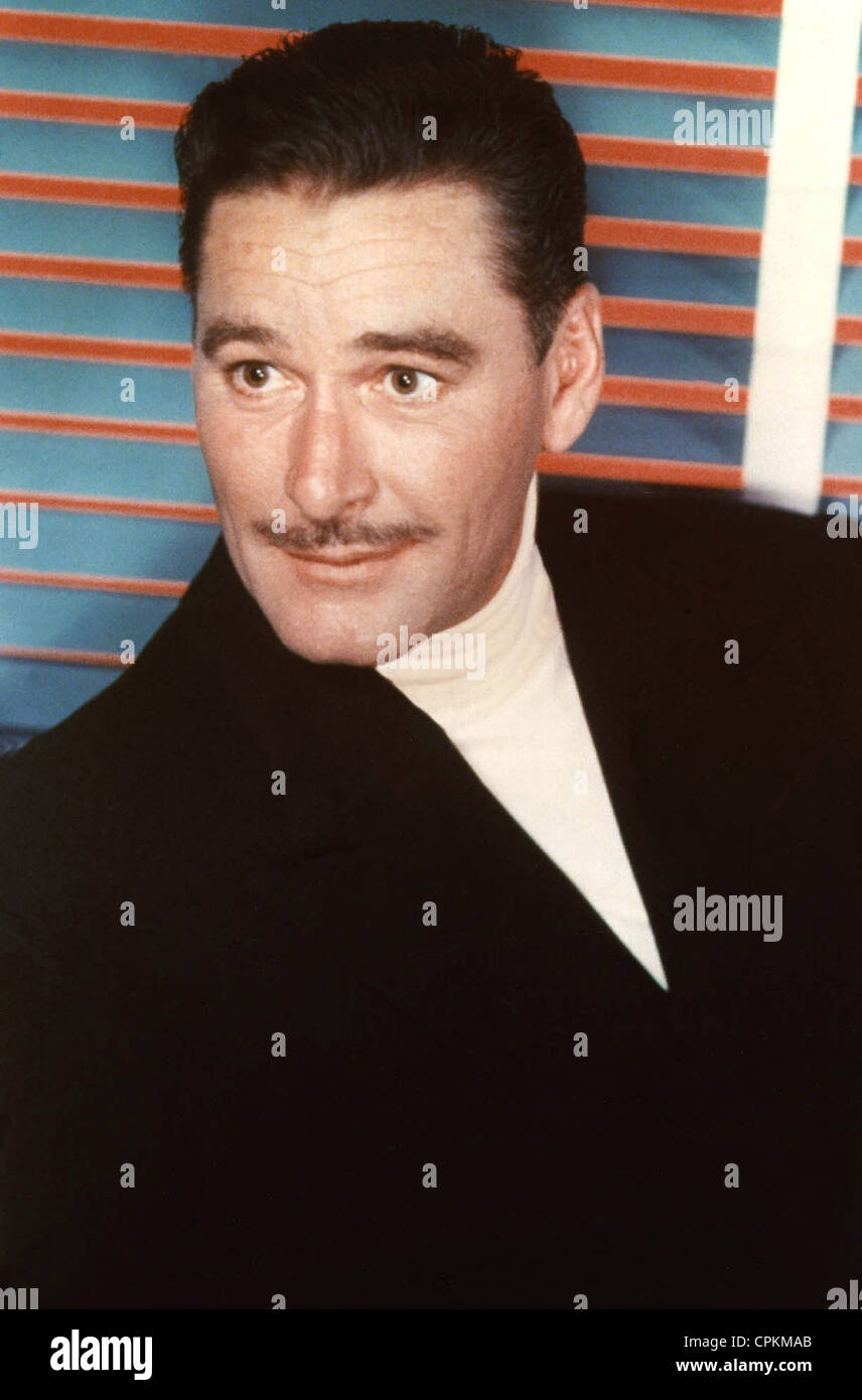 Un ritratto a colori del film di star Errol Flynn tenuto a Los Angeles nel 1954. Foto Stock
