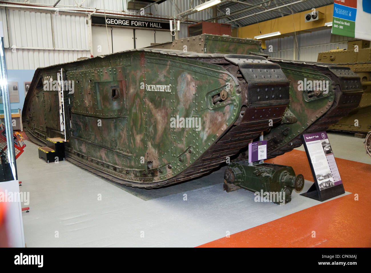 Prima Guerra Mondiale serbatoio pesante, (stirato) Mark V** / MK 5 femmina, sul display / visualizzato in corrispondenza del serbatoio Museum, Bovington, DORSET REGNO UNITO. Foto Stock