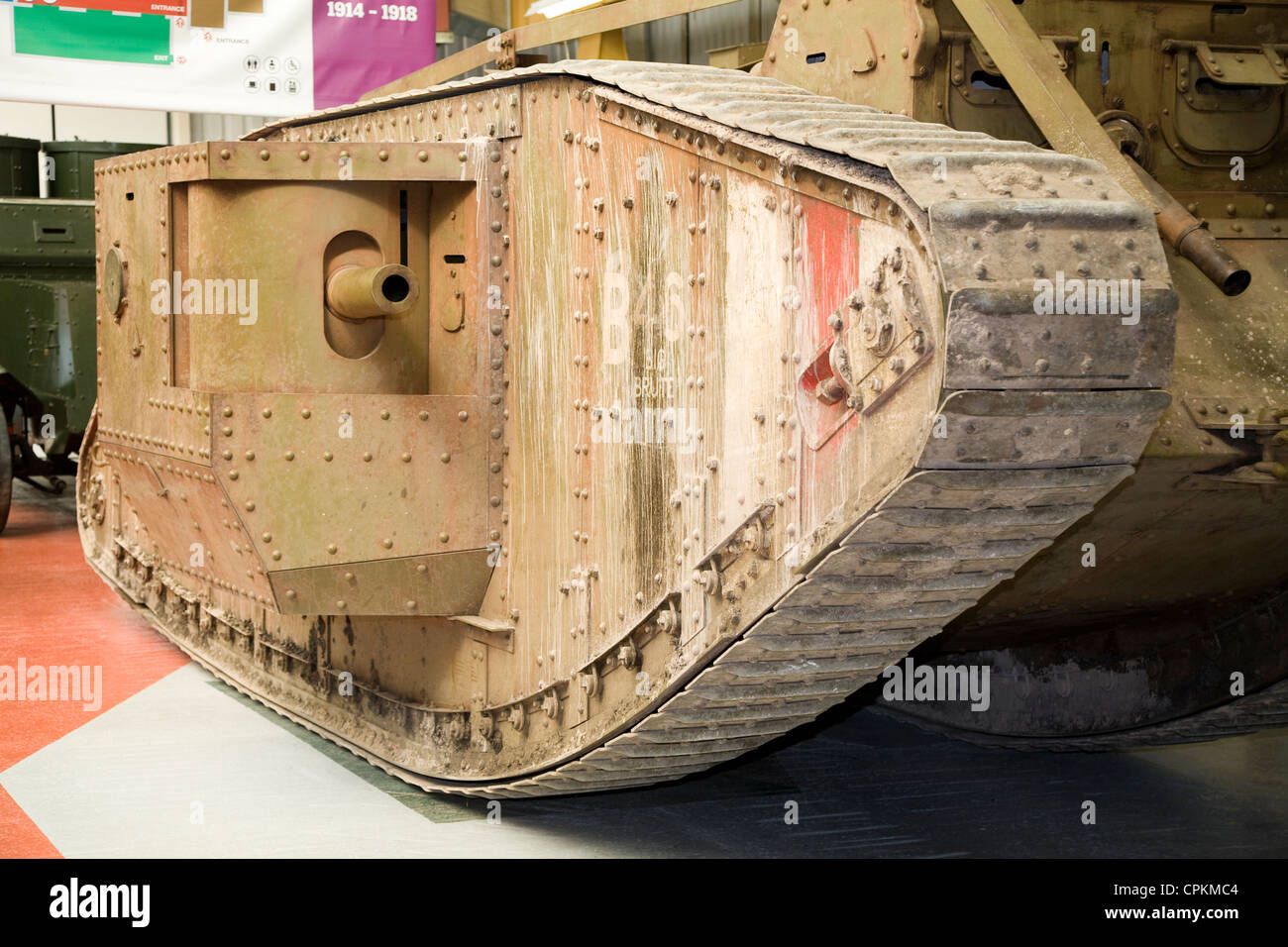 Replica Prima Guerra Mondiale 'male' serbatoio utilizzato nel film "War Horse", sul display / visualizzato in corrispondenza del serbatoio Museum Bovington, DORSET REGNO UNITO Foto Stock Replica Prima Guerra Mondiale 'male' serbatoio utilizzato nel film "War Horse", sul display / visualizzato in corrispondenza del serbatoio Museum Bovington, DORSET REGNO UNITO Foto Stock