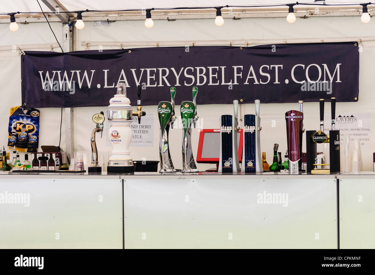 Marquee esterno da Lavery Bar Belfast con una gamma di birre a rubinetto Foto Stock