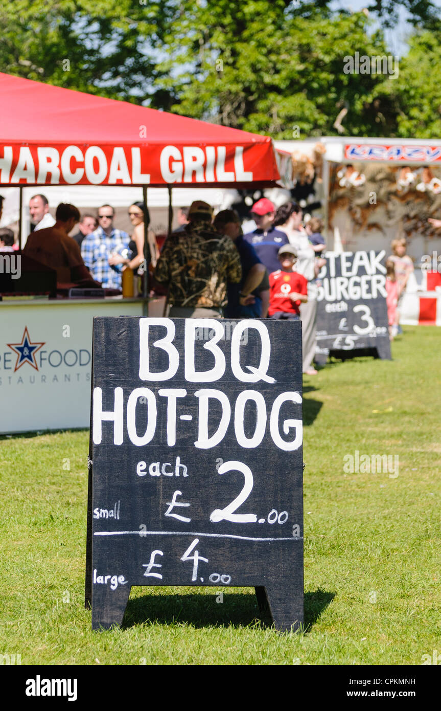 Chalk board barbecue Pubblicità Hot Dogs per £2.00 Foto Stock