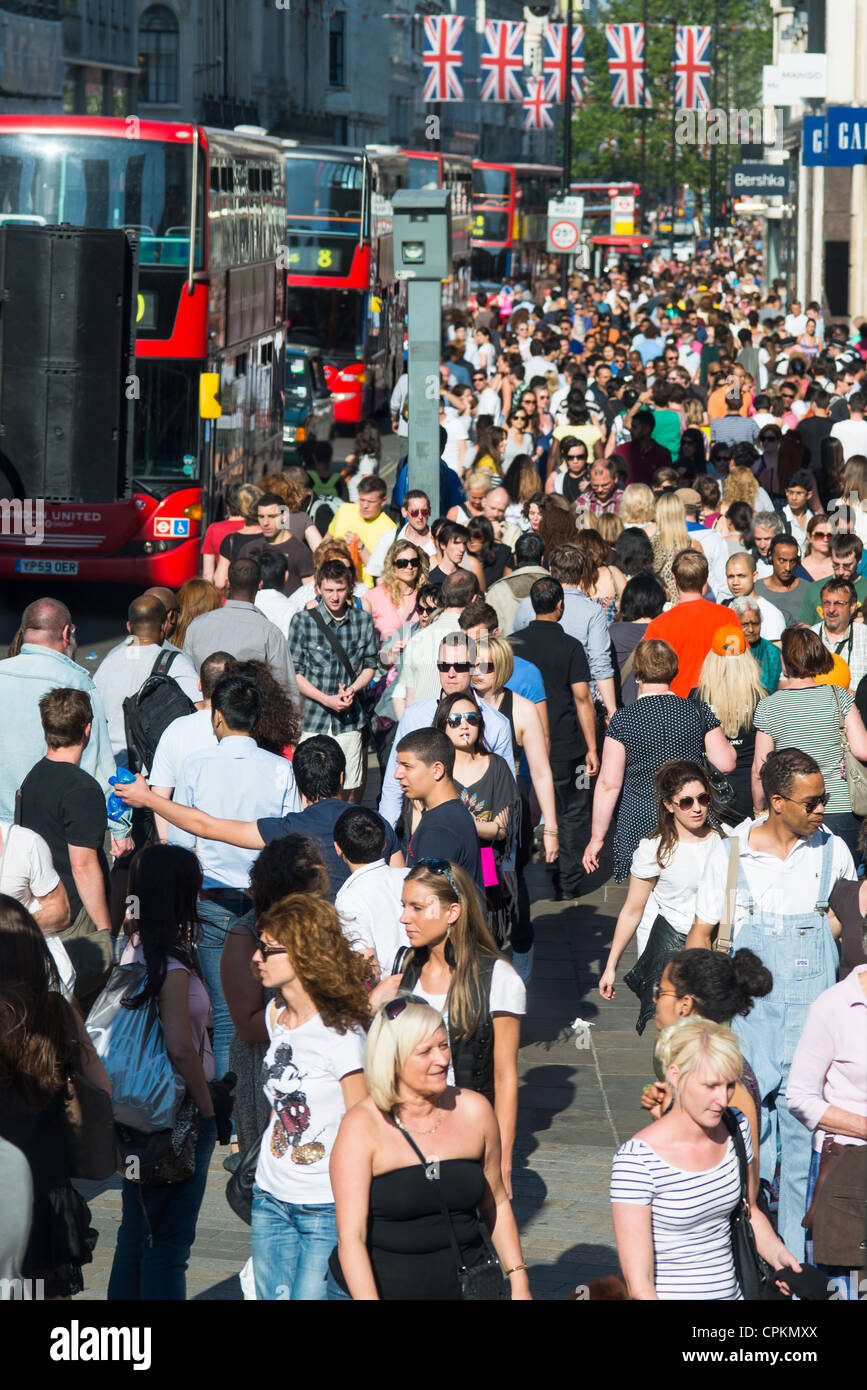 Affollata strada commerciale di Oxford Circus a Londra, Inghilterra. Foto Stock
