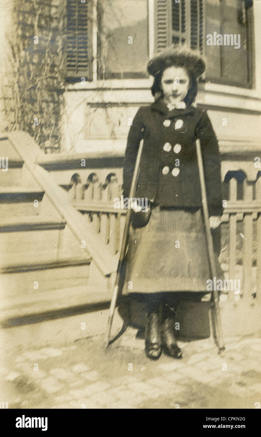 1905 fotografia, Edwardian ragazza con le stampelle, New England, STATI UNITI D'AMERICA. Foto Stock