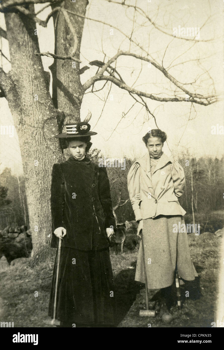 Aprile 1907 fotografia, due donne giocando croquet in Warwick, Rhode Island. Foto Stock