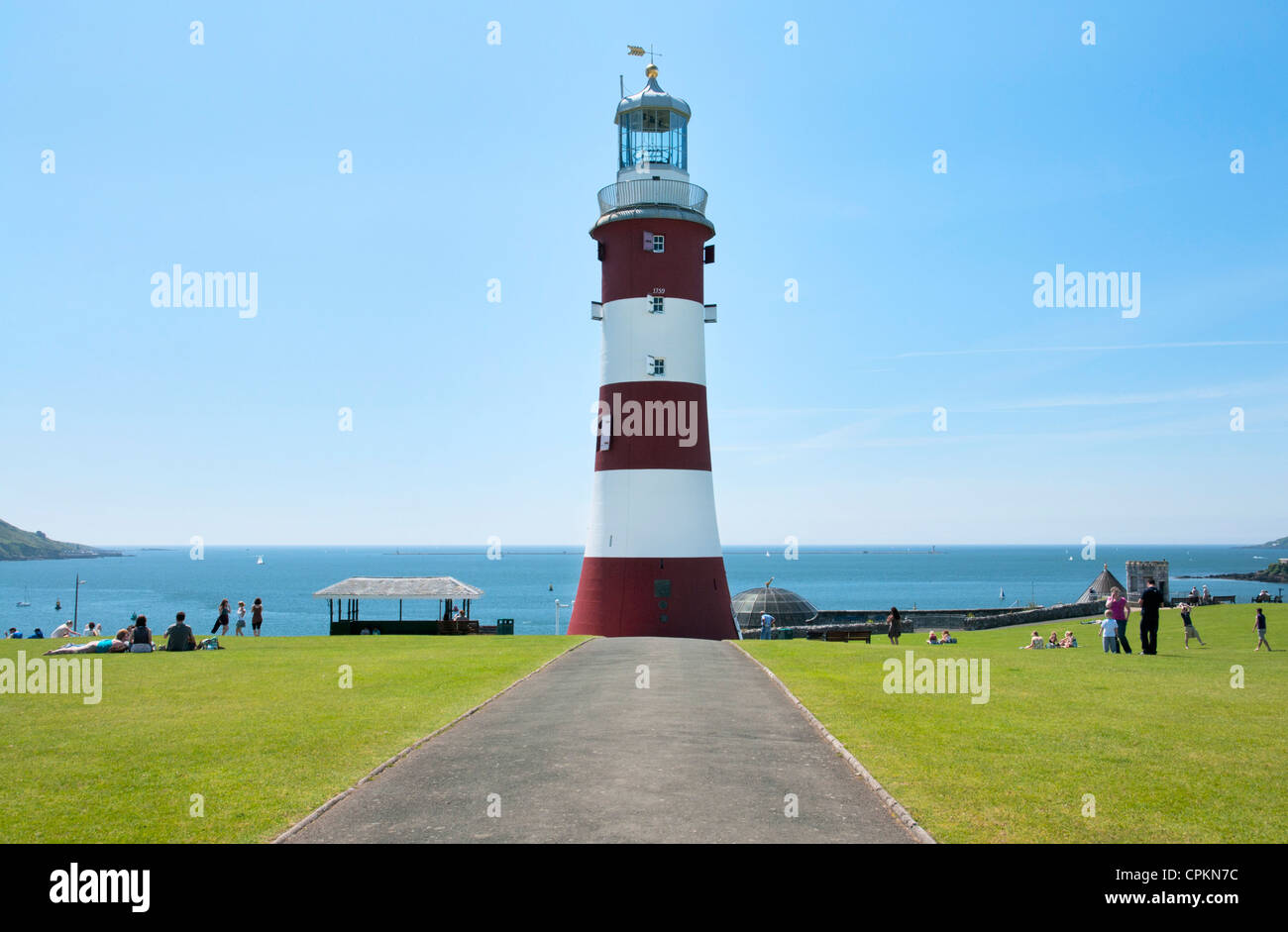 Il bianco e il rosso ex lighthouse Smeaton's Tower su Plymouth Hoe, Devon, Regno Unito Foto Stock