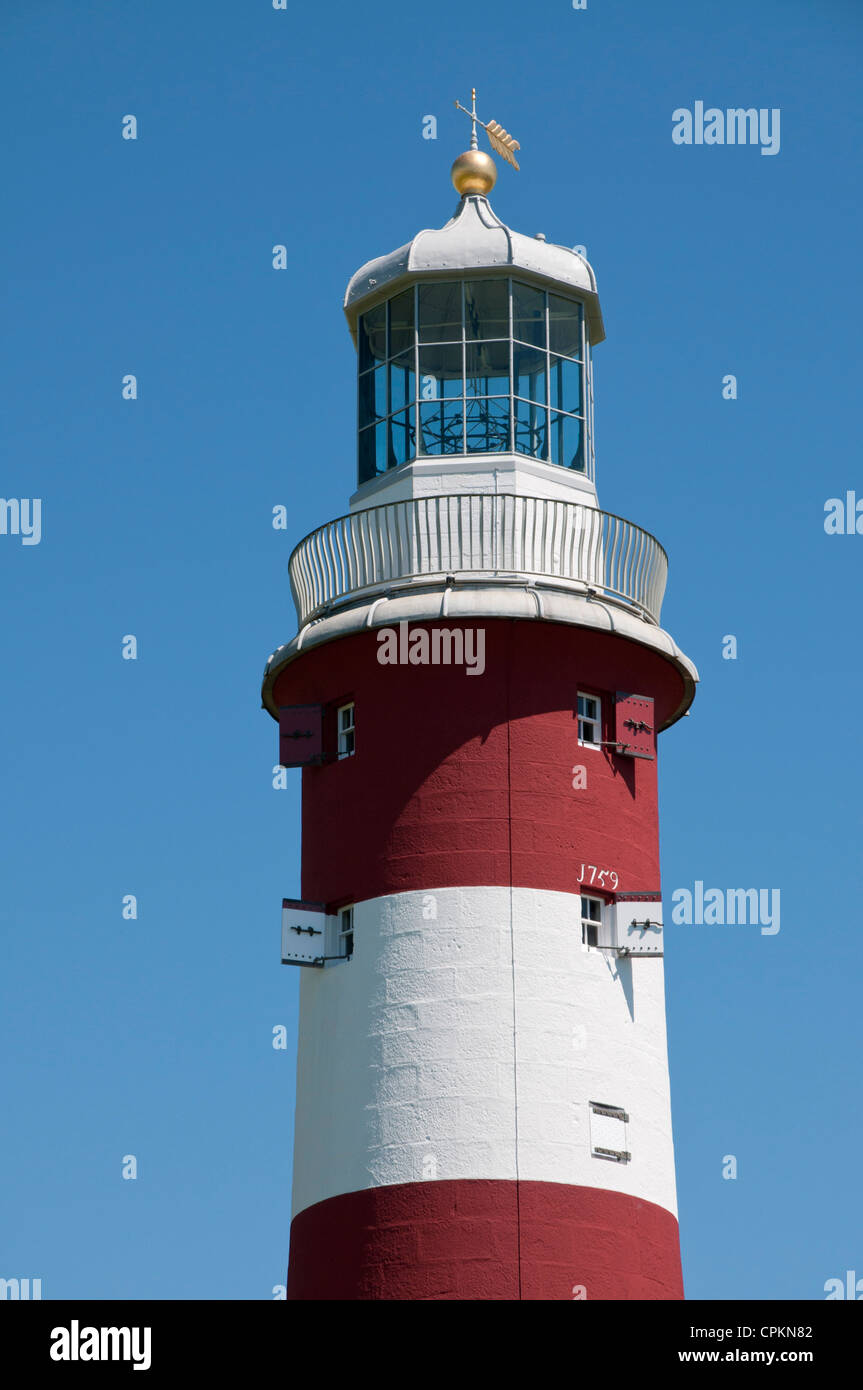 Il bianco e il rosso ex lighthouse Smeaton's Tower su Plymouth Hoe, Devon, Regno Unito Foto Stock