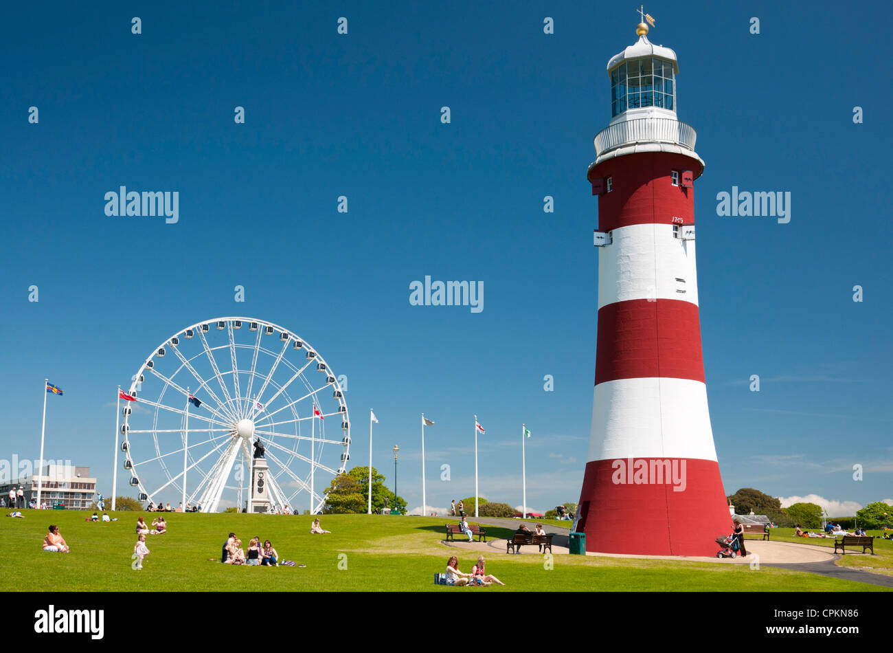 Il bianco e il rosso ex lighthouse Smeaton's Tower su Plymouth Hoe, Devon, Regno Unito Foto Stock