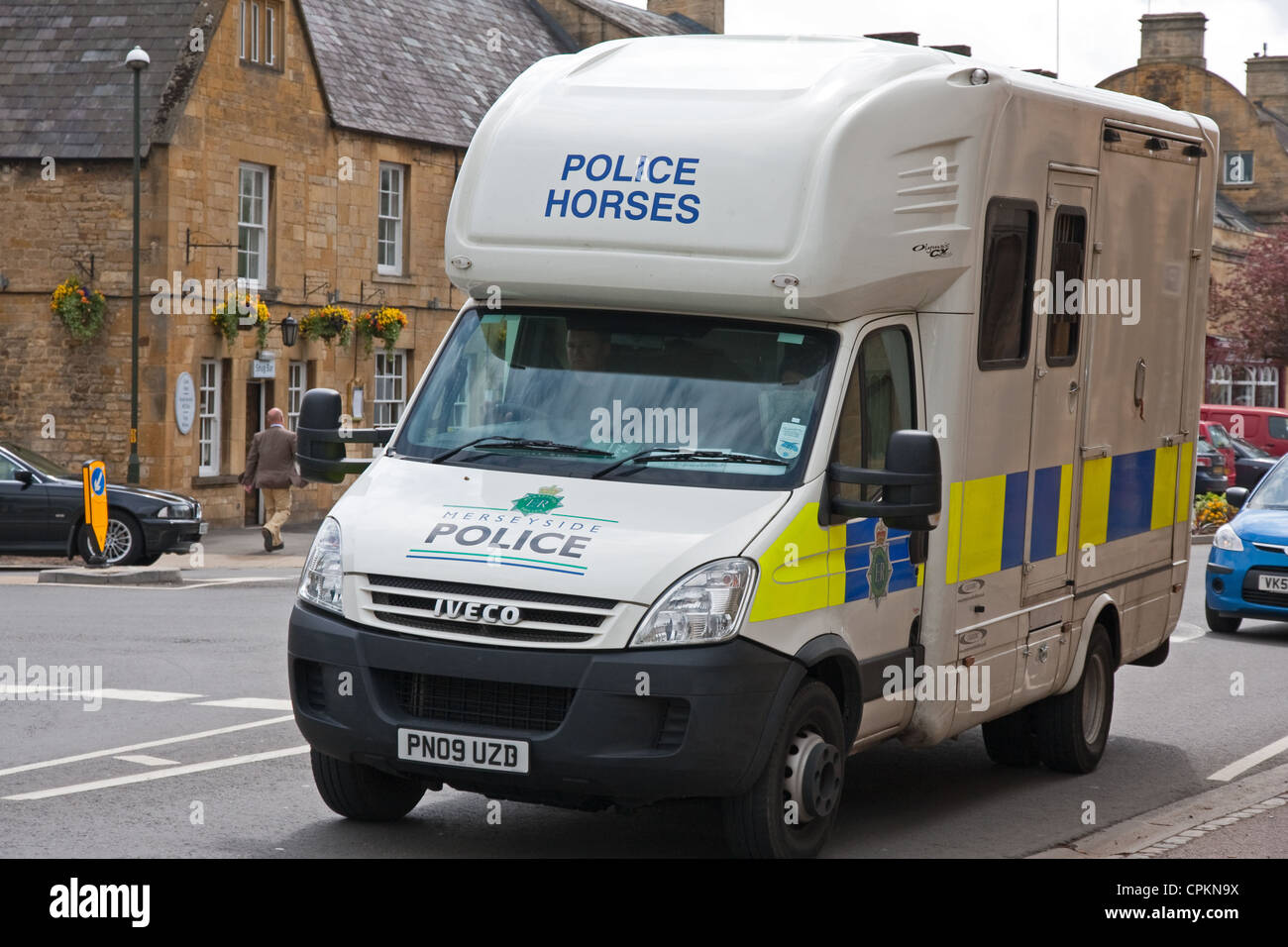 Merseyside Police Box per cavallo passando attraverso Moreton-in-Marsh, Gloucestershire Foto Stock