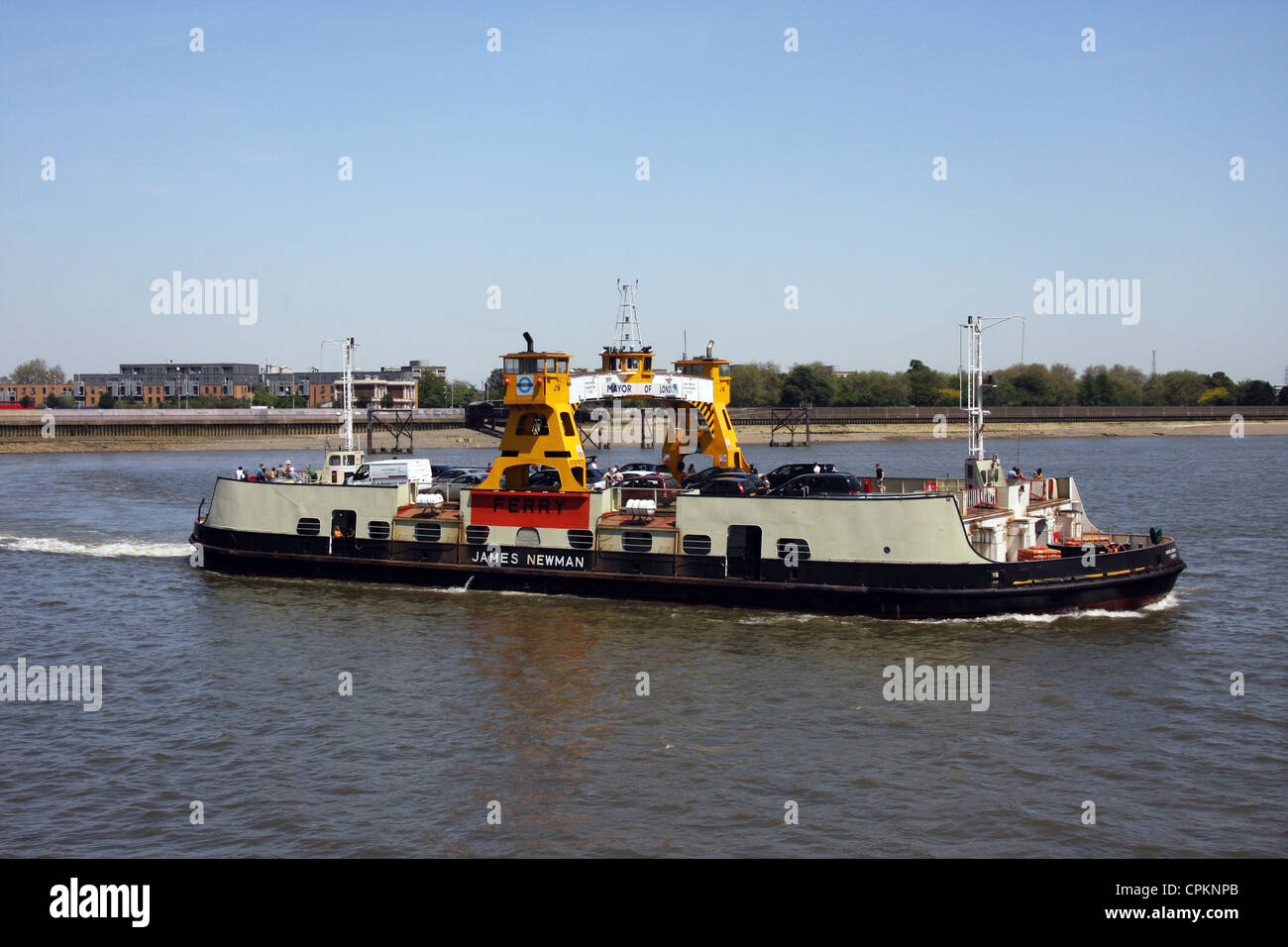 Il Woolwich Ferry libero è un servizio navetta in barca attraverso il fiume Thames, London, Regno Unito. Foto Stock