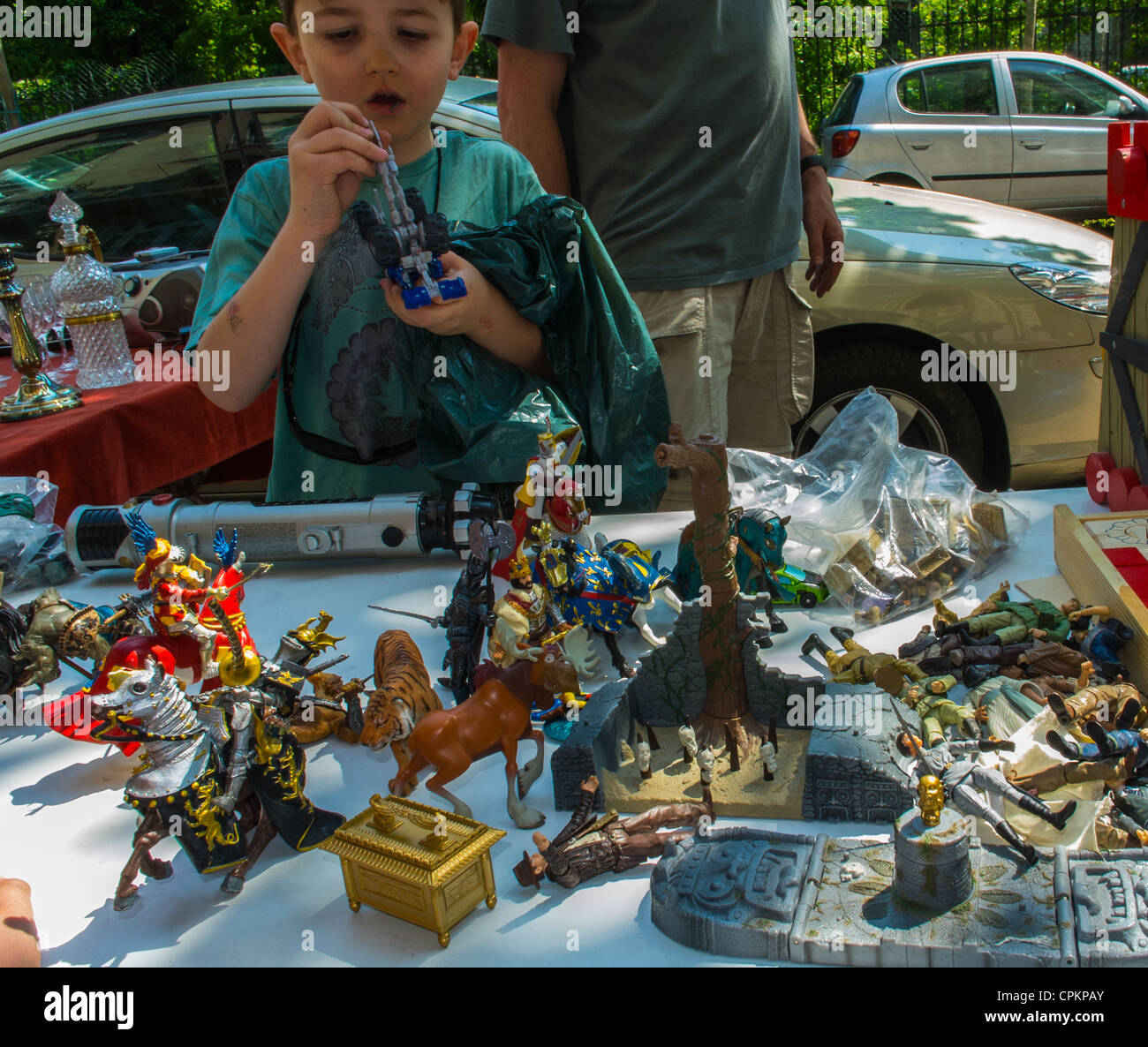 Parigi, Francia, eventi pubblici, vendita Attico quartiere, Brocante, vintage vide Grenier, giocattoli per bambini, venditore ambulante, viaggi in famiglia Foto Stock