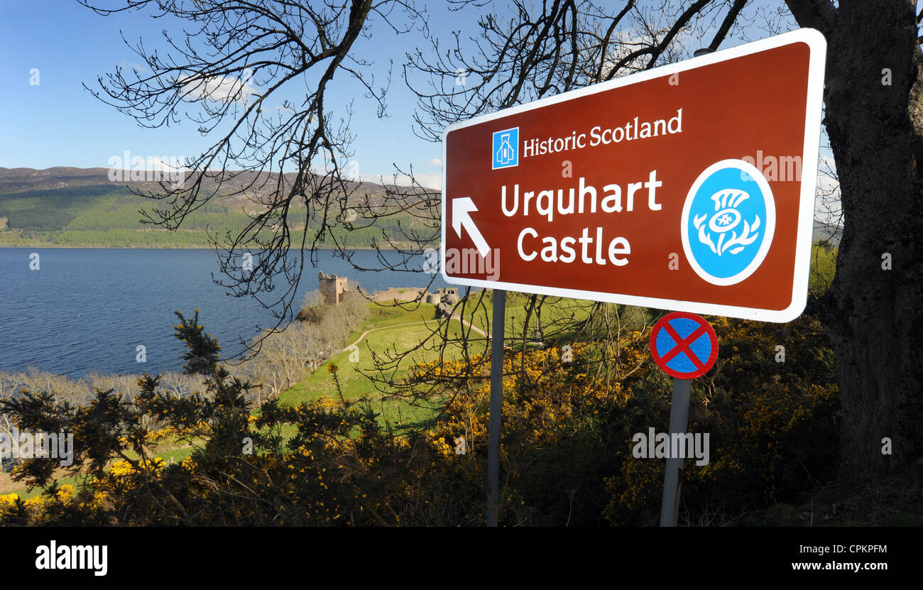 HISTORIC SCOTLAND ROAD SIGN con castello Urquhart raffigurata sulle rive di Loch Ness Scozia UK Foto Stock
