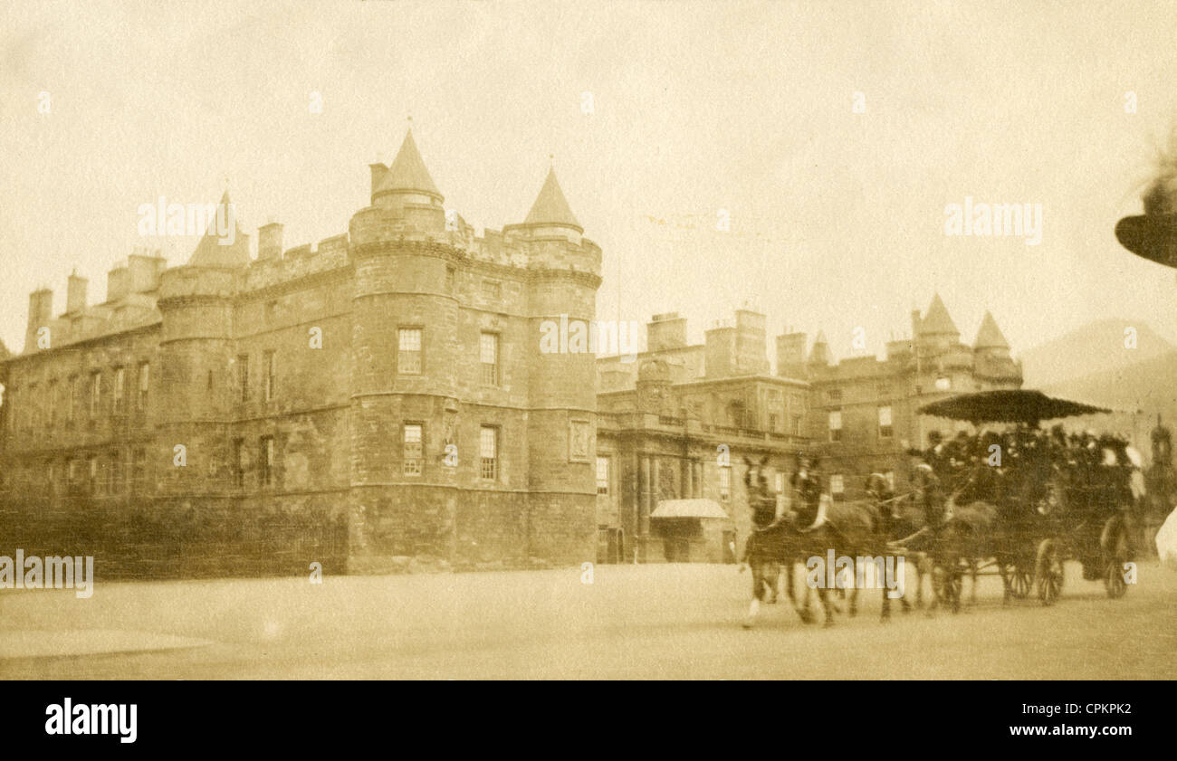 Circa 1905 foto, Palazzo di Holyroodhouse con passaggio di cavallo e carrozza. Foto Stock