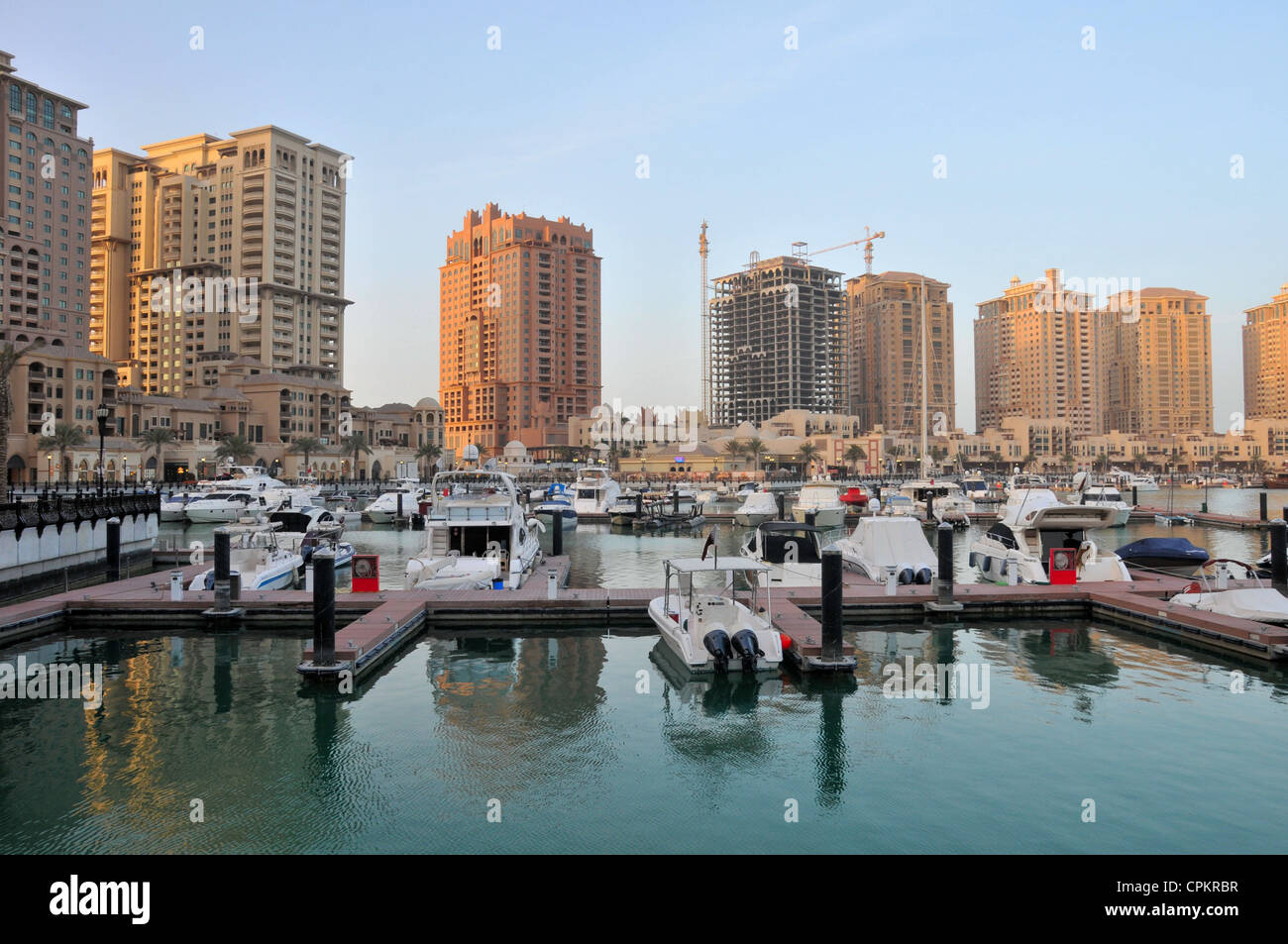 La Perla - un multi-purpose man-made esclusivo progetto di sviluppo urbano a Doha, in Qatar, con yacht marina, sul golfo persico. Foto Stock