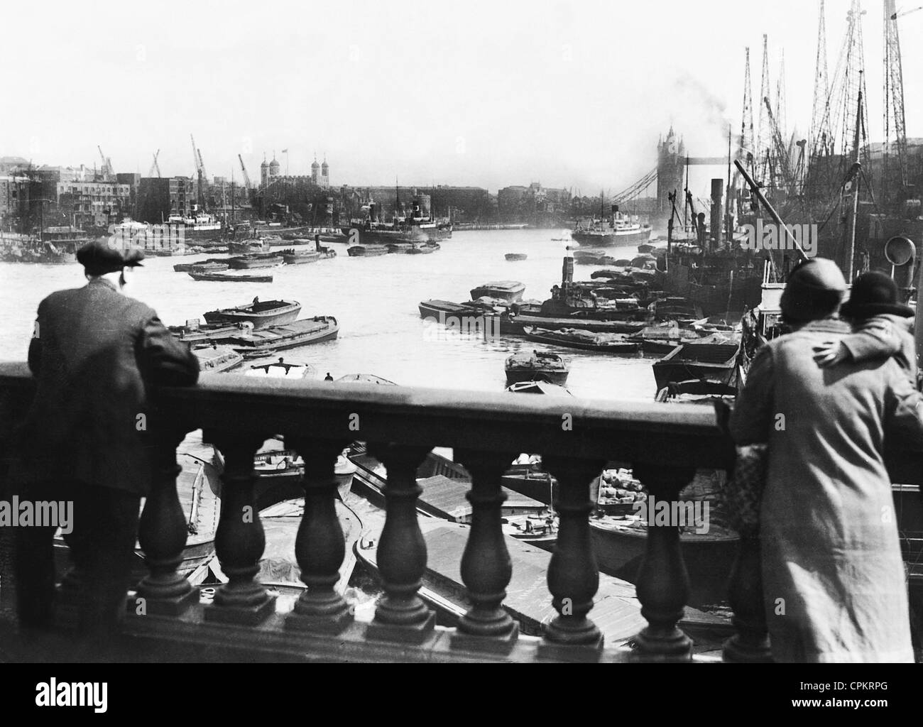 Il fiume Tamigi e il Tower Bridge, 1932 Foto Stock