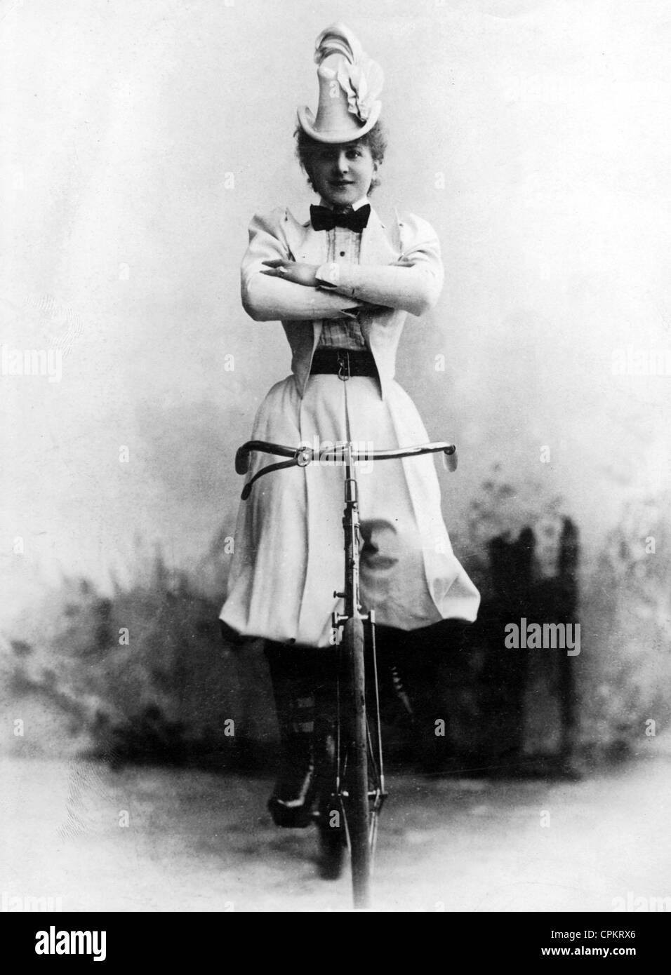 Ciclista femmina all'inizio del XX secolo Foto Stock