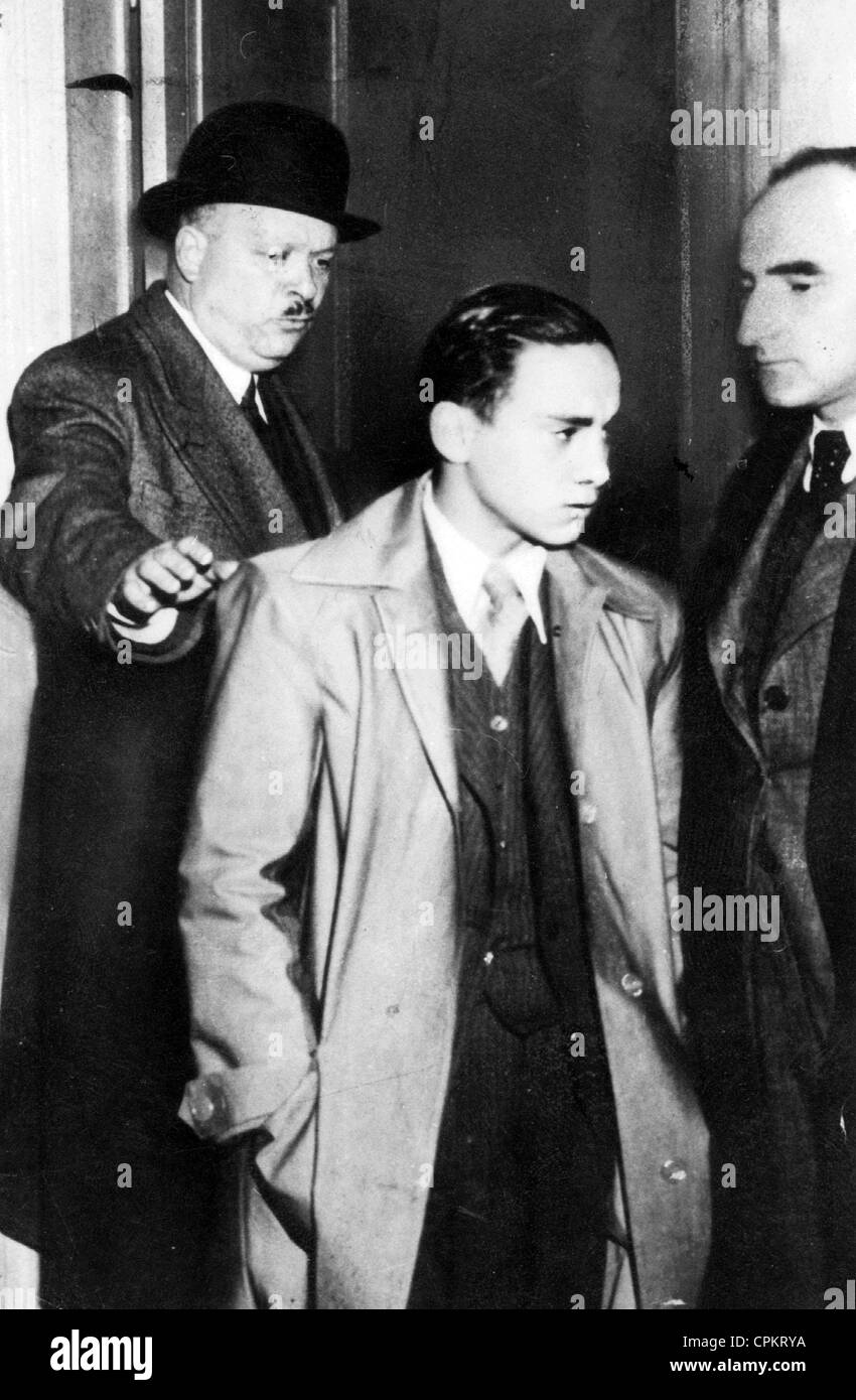 Herschel Grynszpan agli arresti per l'assassinio del diplomatico tedesco Ernst vom Rath, Parigi, 7 novembre 1938 (b/w Foto Stock