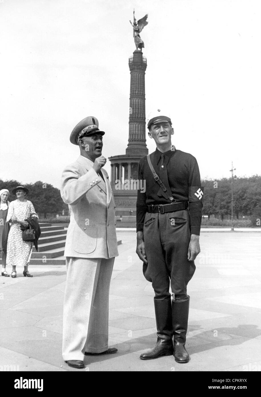 Servizio di una guida di "strenght attraverso la gioia di fronte al Siegesaeule (Colonna della Vittoria), 1936 Foto Stock