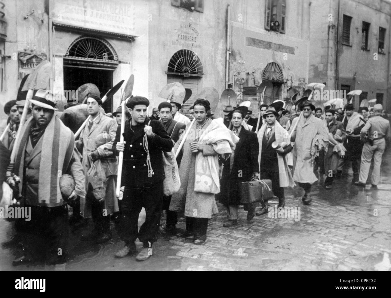 Il popolo ebraico sul loro modo di lavoro forzato dovere a Tunisi, 1942 Foto Stock