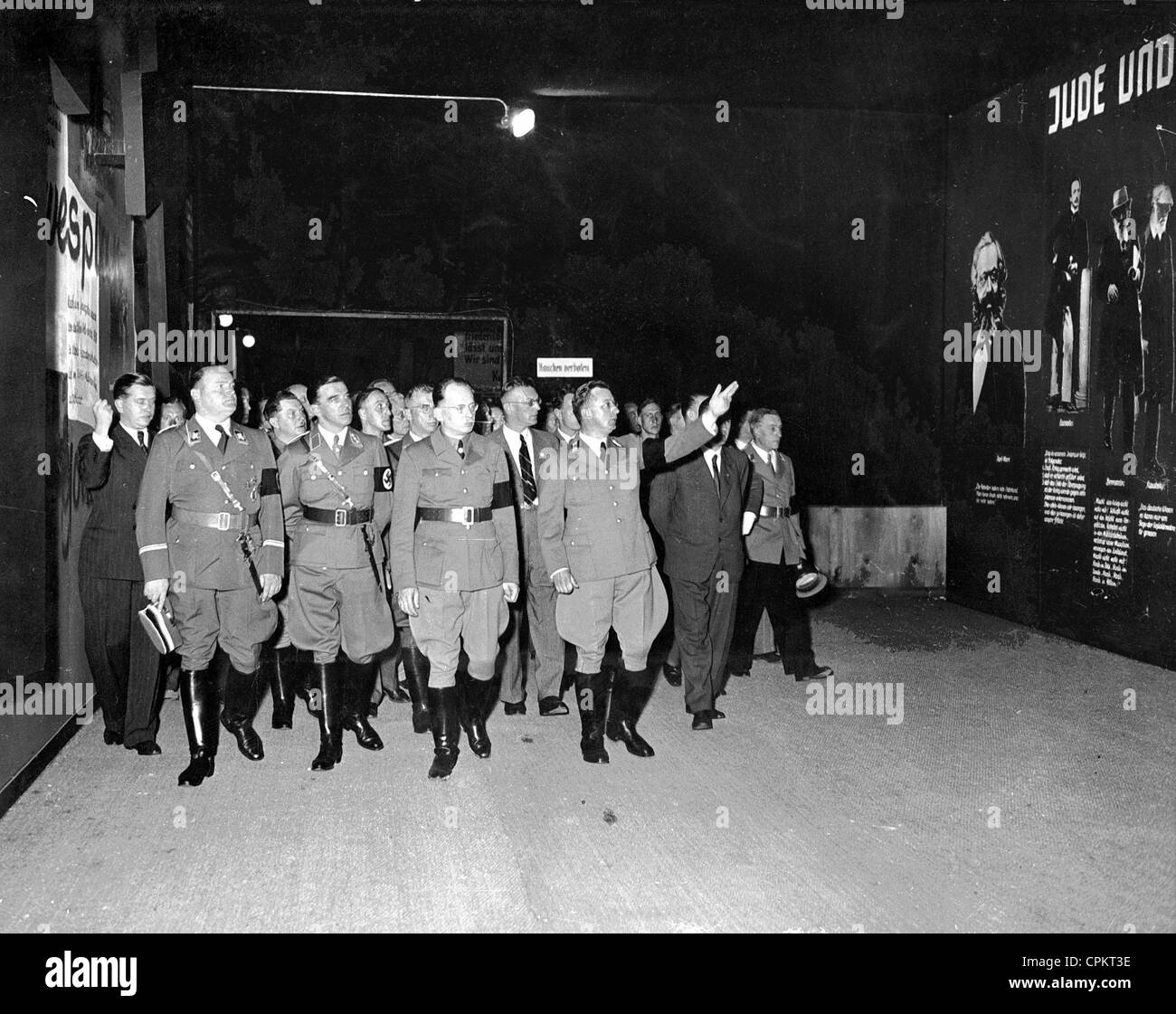 Arthur Seyss-Inquart all apertura della propaganda mostra 'l'Ebreo Eterna", Vienna, 1938 (foto b/n) Foto Stock
