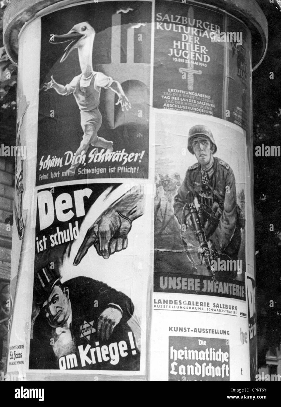Propaganda antisemita poster su una colonna di pubblicità, 1943 (foto b/n) Foto Stock