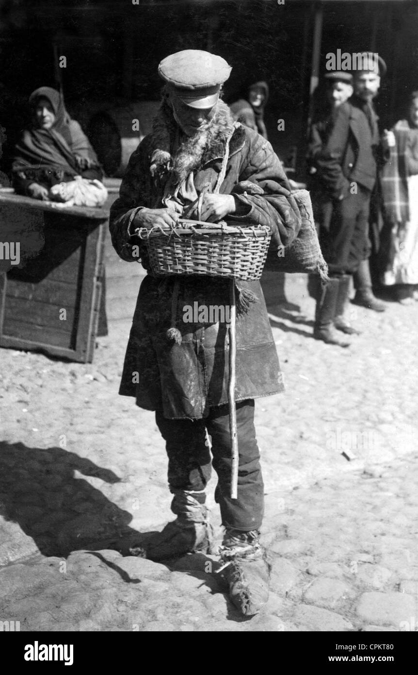 Un Ebreo di match-stick peddlar nel ghetto di Vilnius, fotografia scattata dopo la Germanoccupation in WWI, Vilnius, Lituania, Foto Stock