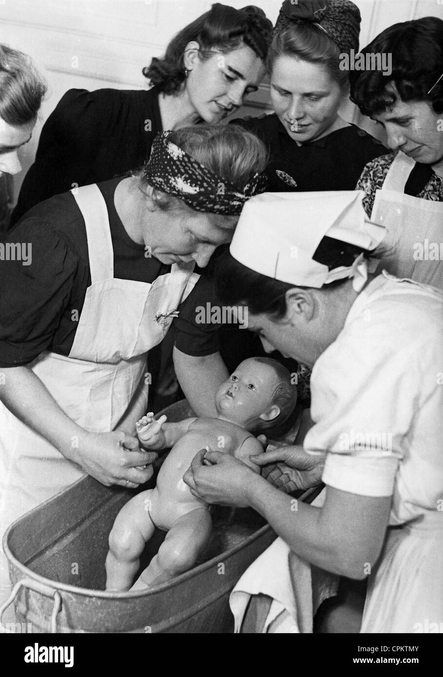 Madre corso di formazione del "NS-Frauenschaft' [socialista nazionale della Lega delle donne], 1943 Foto Stock