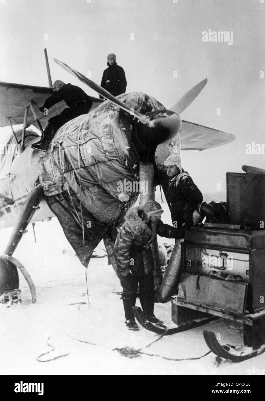 Warm up di un motore su un tedesco di aereo da ricognizione sul Fronte Orientale, 1941 Foto Stock