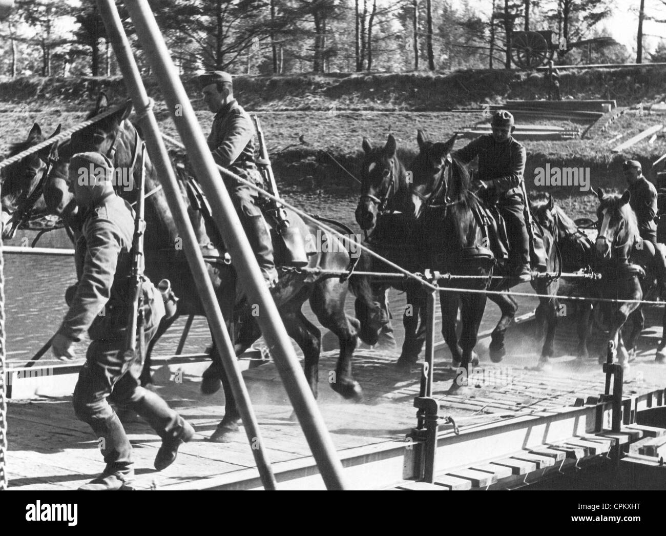 Il team tedesco in un fiume che attraversa in Russia, 1941 Foto Stock